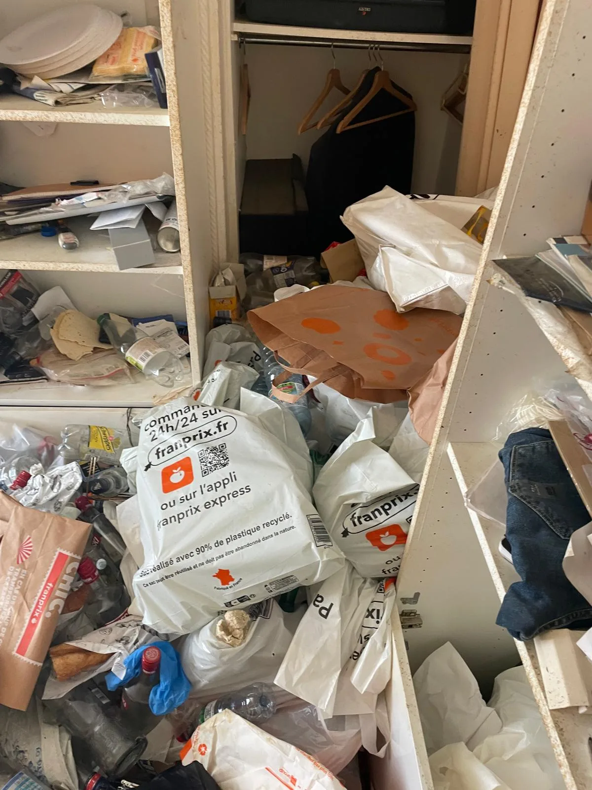 Que répondre à quelqu’un qui a peur d’être jugé à cause de l’état du logement ? SOS DC à Versailles et ses environs